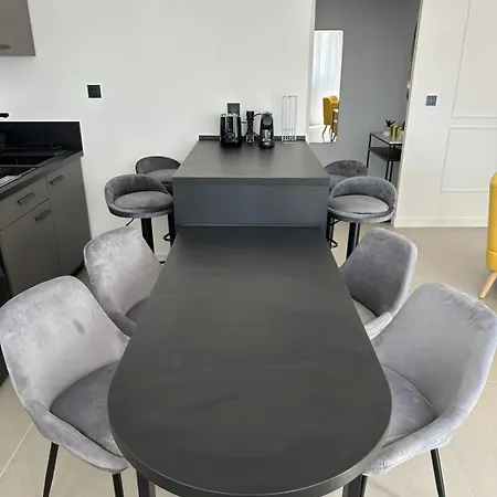 Contemporary For 4 People With Balcony Near Gratte-ciel Villeurb * Villeurbanne