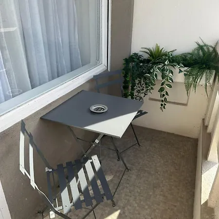 Contemporary For 4 People With Balcony Near Gratte-ciel Villeurb