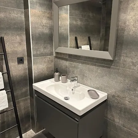 Contemporary For 4 People With Balcony Near Gratte-ciel Villeurb Lägenhet